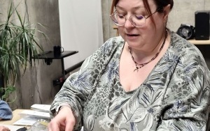 Magda tłumaczy, jak wykonać koszyczek