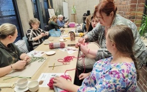 Magda tłumaczy, jak wykonać koszyczek