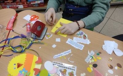 Dziewczynka robi kartkę wielkanocną