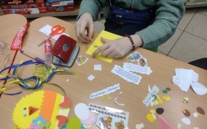 Dziewczynka robi kartkę wielkanocną