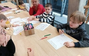 Dzieci w trakcie pracy