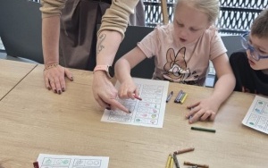 Dzieci w trakcie pracy