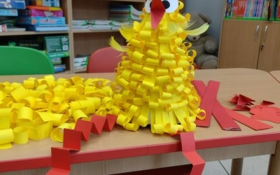 Wielkanocna kura z papieru