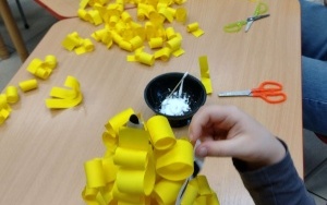 Uczestnicy warsztatów wykonują pracę