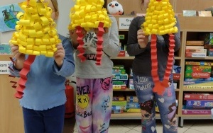 Dziewczynki prezentują swoje prace