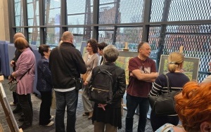 Publiczność ogląda obrazy Elżbiety Kawulok