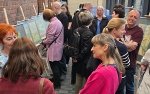 Publiczność ogląda obrazy Elżbiety Kawulok