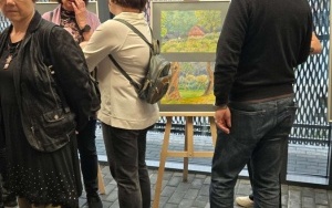 Publiczność ogląda obrazy Elżbiety Kawulok