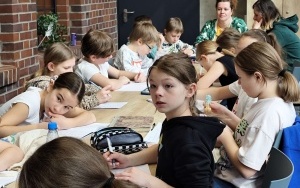 Podczas lekcji dzieci robiły notatki