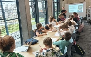 Podczas lekcji dzieci robiły notatki