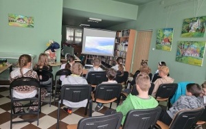 Dzieci obserwują zmiany aury  w górach