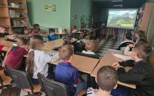 Uczniowie kasy I a oglądają prezentację multimedialną
