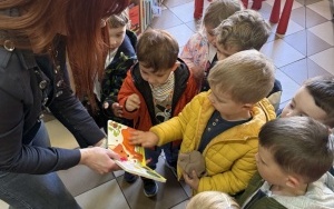 Dzieci oglądają książeczkę o zwierzętach