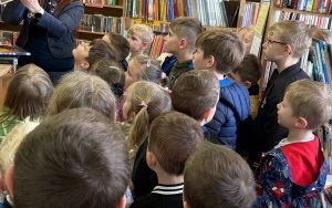 Przedszkolaki poznają tematyczne książki