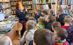 Przedszkolaki słuchają opowieści o książkach