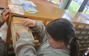 Filia nr 2 - Dziewczynka odszukuje karty katalogowej książki