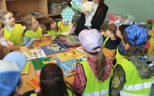 Filia nr 2 - Najmłodsi oglądają książki przedstawione przez Panią Bibliotekarkę