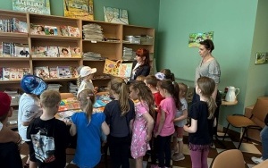 Filia nr 2 - Przedszkolaki słuchają informacji na temat książki