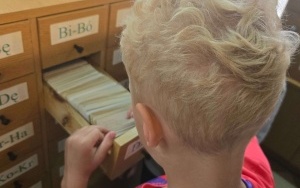 Filia nr 2 -  Uczeń szuka autora książki w katalogu alfabetycznym