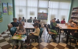 Filia nr 2 -  Uczniowie oglądają książki i sprawdzają ich numery inwentarzowe