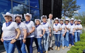 Filia nr 5 - pamiątkowa fotografia Burmistrza Zbigniewa Szaleńca z zespołem Optymistki