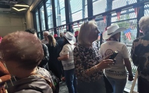 Filia nr 5 - publiczność ogląda wystawę 