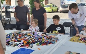 Pierwsze dzieci budują z klocków Lego