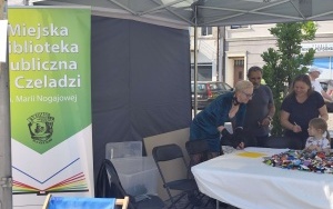 Dziewczynka rozpoczyna zabawę