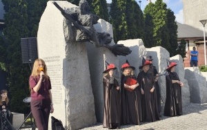 Zebrani słuchają legendy o czeladzkiej czarownicy
