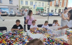 Dzieci budujące z klocków
