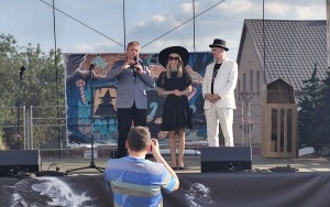 Burmistrz Zbigniew Szaleniec wraz z zastępcami Małgorzatą Skibą i  Andrzejem Mentlem witają zebranych