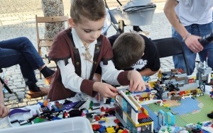 W tym samym czasie dzieci budowały z Lego