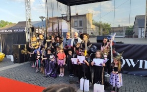 Pamiątkowe zdjęcie laureatów konkursu na strój czarownicy,