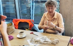 Pani Stanisława przycina sznurki