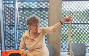 Uczestniczka prezentuje gotowy kwietnik