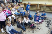 Przedszkolaki słuchają opowiadania o świętach