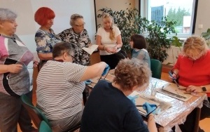 Uczestniczki samodzielnie łączą elementy