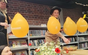 W trakcie warsztatów bibliotekę odwiedzili szczudlarze (1)