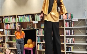 W trakcie warsztatów bibliotekę odwiedzili szczudlarze (3)