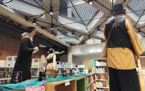 W trakcie warsztatów bibliotekę odwiedzili szczudlarze (4)