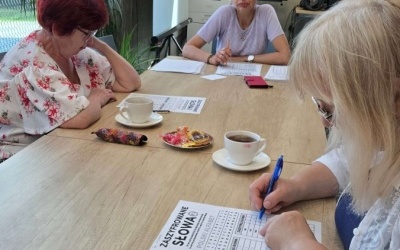 Joga dla mózgu - seniorki rozwiązują zadania