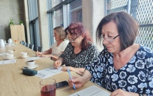 Joga dla mózgu - seniorki rozwiązują zadania