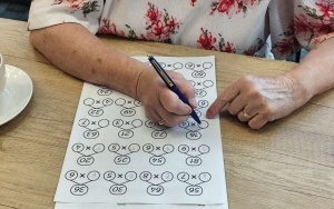 Joga dla mózgu - seniorki rozwiązują zadania