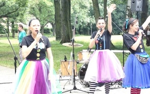 Aktorki Teatru Zagłębia witają dzieci