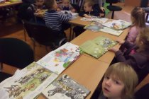 Dzieci oglądające książki o zebrach