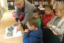 Dzieci czytające książkę