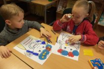 Dzieci kolorujące srtoje ludowe Polski