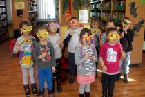 Dzieci z maskami karnawałowymi