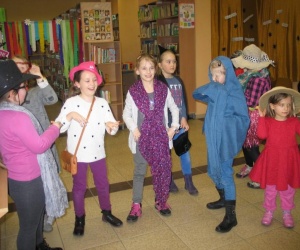 Dzieci pokazują modę