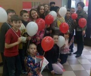 Uczestnicy z prezentami w postaci kolorowych balonów